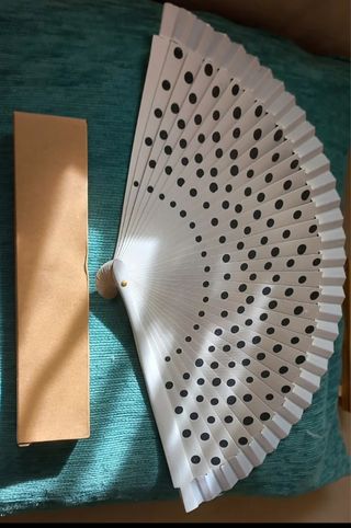Abanico blanco con lunares negros