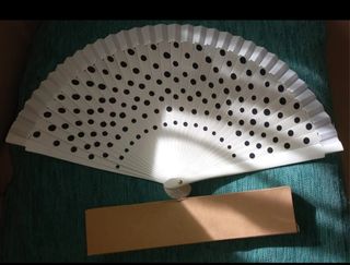 Abanico blanco con lunares negros