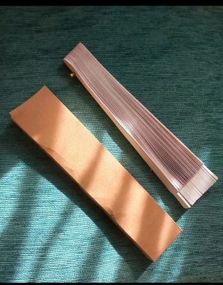 Abanico blanco con lunares negros