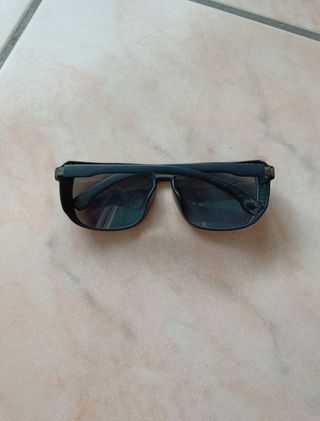 Occhiali da sole neri e e lenti grigie