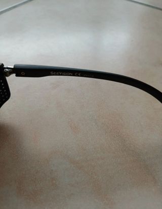 Occhiali da sole neri e e lenti grigie