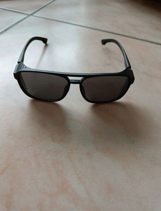 Occhiali da sole neri e e lenti grigie