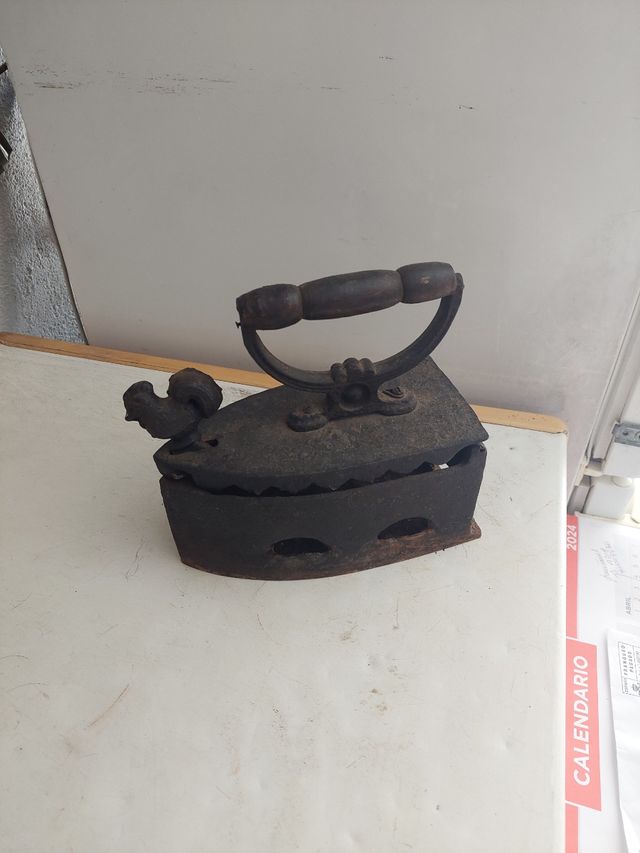 Plancha antigua de hierro con gallo