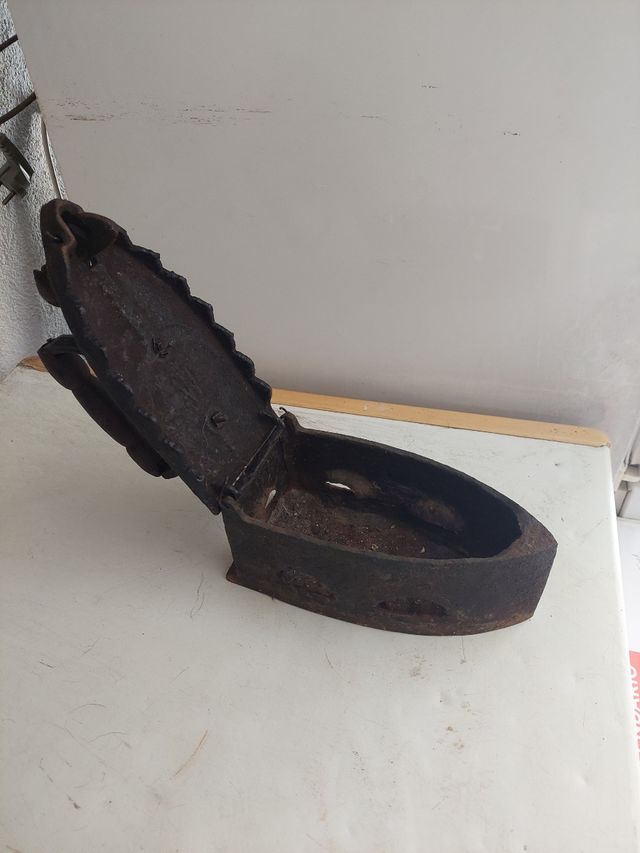 Plancha antigua de hierro con gallo