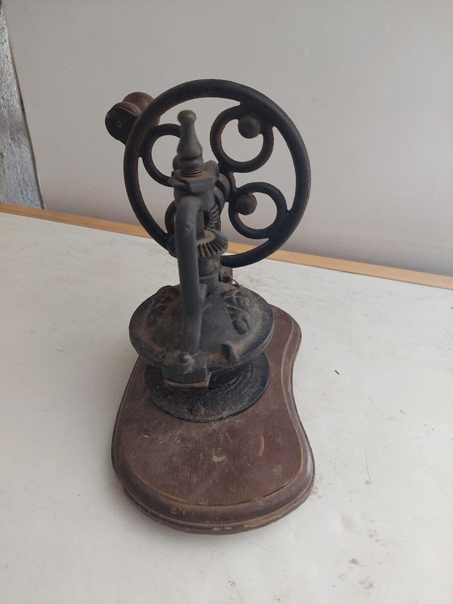 Molinillo de café antiguo de hierro