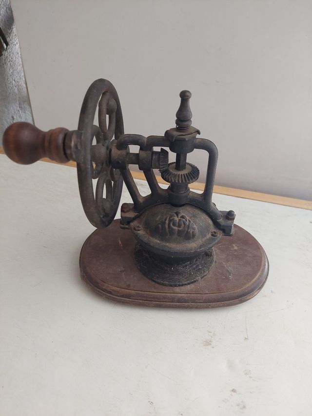Molinillo de café antiguo de hierro