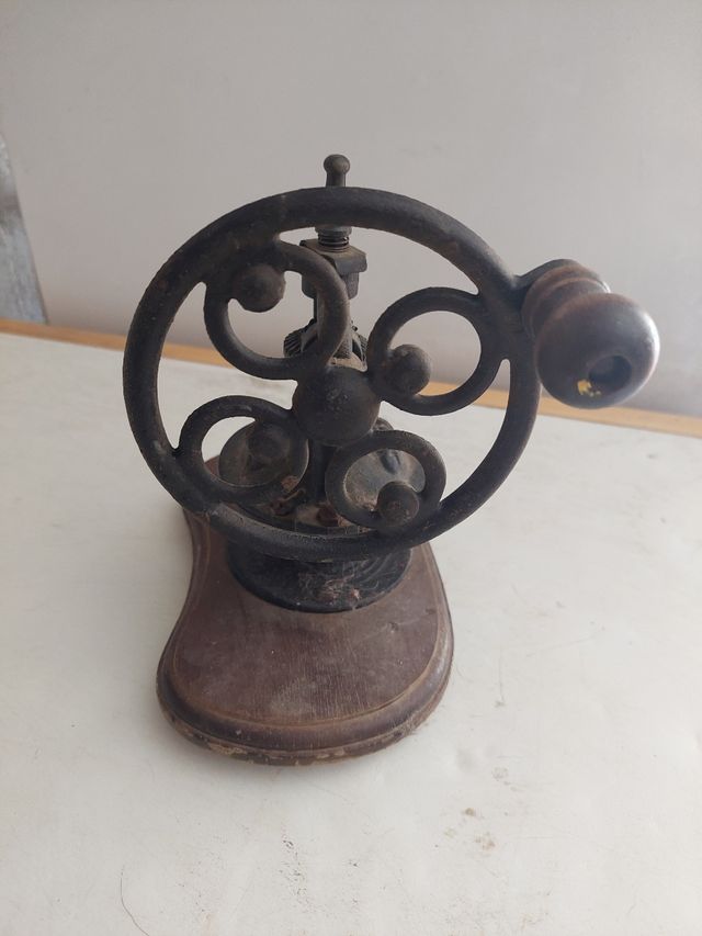 Molinillo de café antiguo de hierro