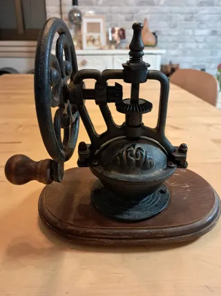 Molinillo de café antiguo de hierro