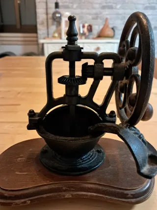 Molinillo de café antiguo de hierro