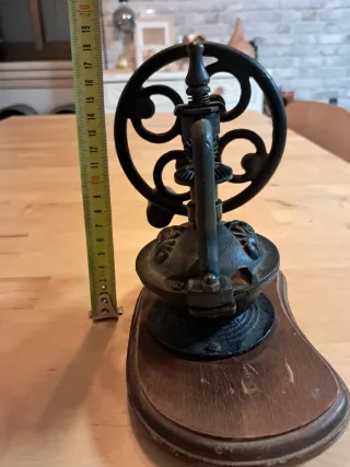 Molinillo de café antiguo de hierro