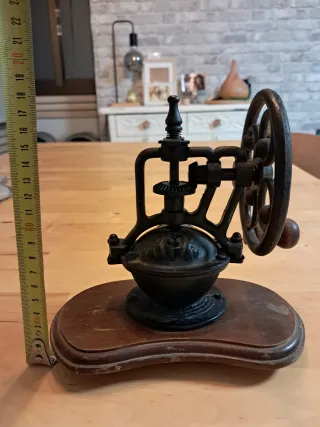 Molinillo de café antiguo de hierro