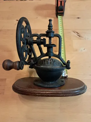 Molinillo de café antiguo de hierro
