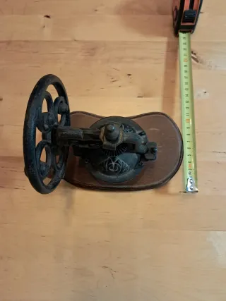 Molinillo de café antiguo de hierro