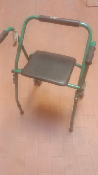 Andador con asiento y ruedas