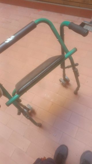 Andador con asiento y ruedas