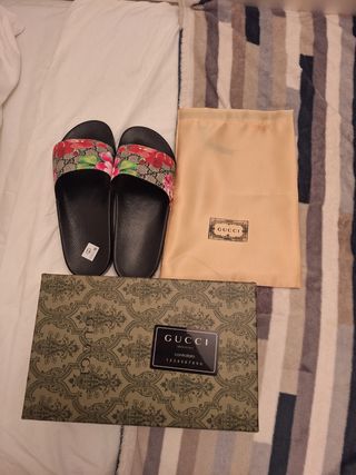 Chanclas Gucci con flores