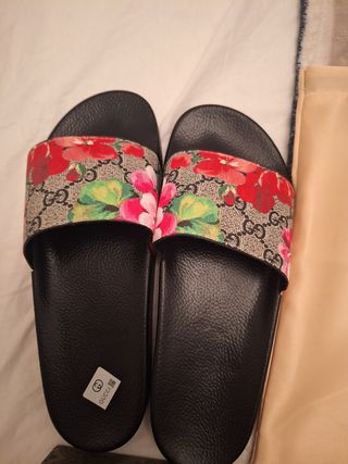Chanclas Gucci con flores