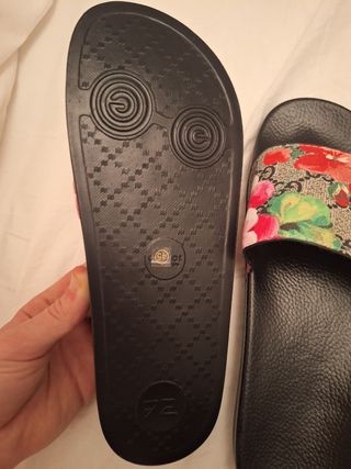 Chanclas Gucci con flores
