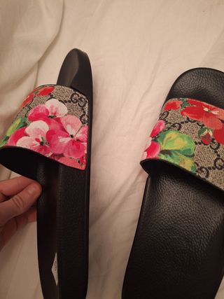Chanclas Gucci con flores