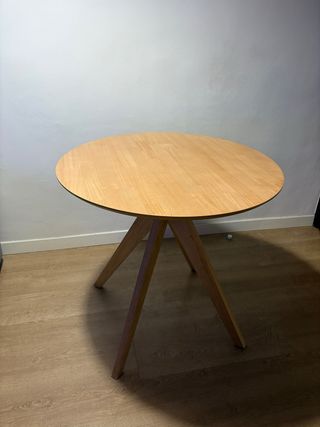 Mesa redonda de madera