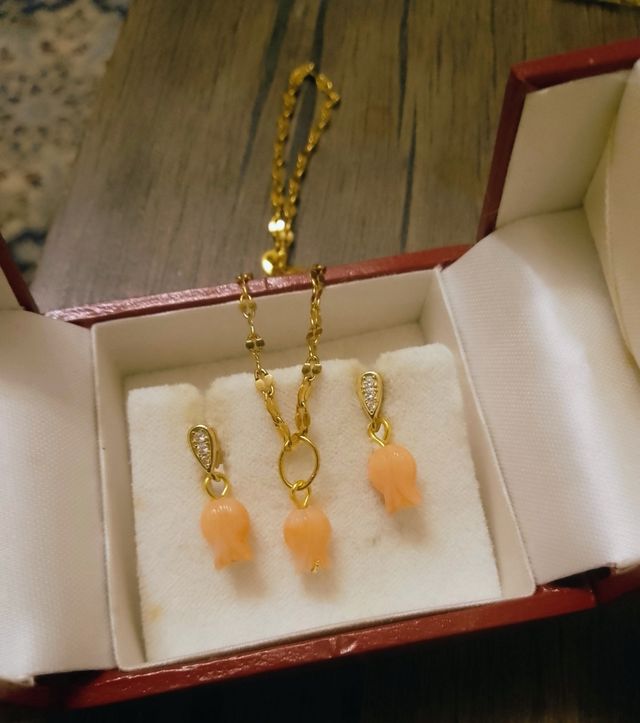 Parure collana e orecchini corallo di sintesi