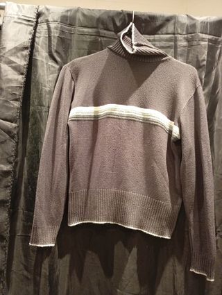 Jersey de cuello alto beige y gris