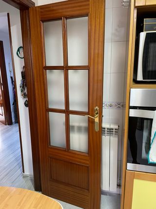 Puerta madera y cristal con tirador