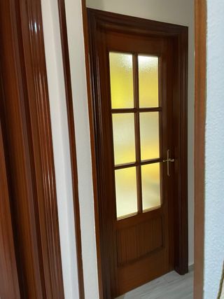 Puerta madera y cristal con tirador