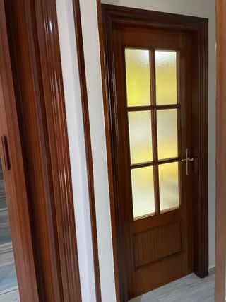 Puerta madera y cristal con tirador