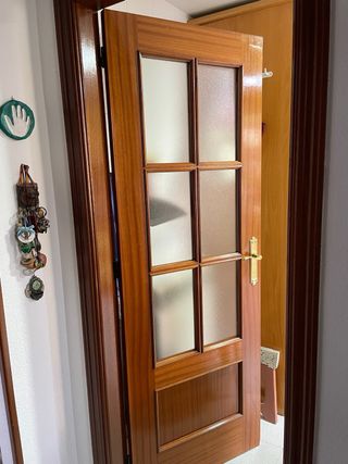 Puerta madera y cristal con tirador