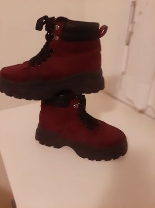 Botas de montaña color vino .son de serraje