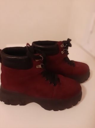Botas de montaña color vino .son de serraje