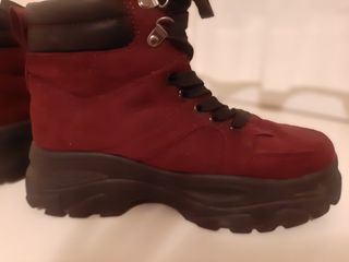 Botas de montaña color vino .son de serraje