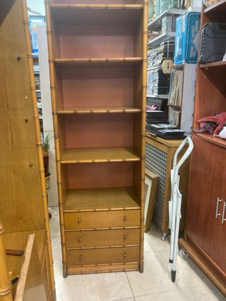 Estantería de bambú y madera