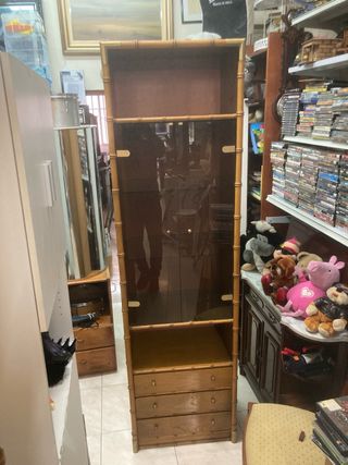 Estante de bambú con puertas de cristal