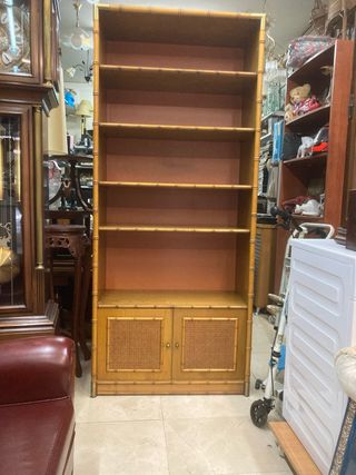 Estante de bambú y madera