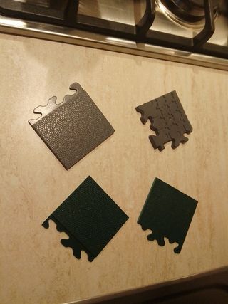 4 Sottobicchieri in plastica grigio e verde