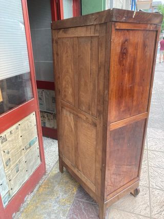 Armario de madera con espejo