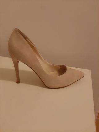 Zapatos de tacón serraje beige blanditos