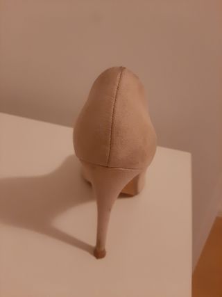 Zapatos de tacón serraje beige blanditos