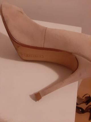 Zapatos de tacón serraje beige blanditos