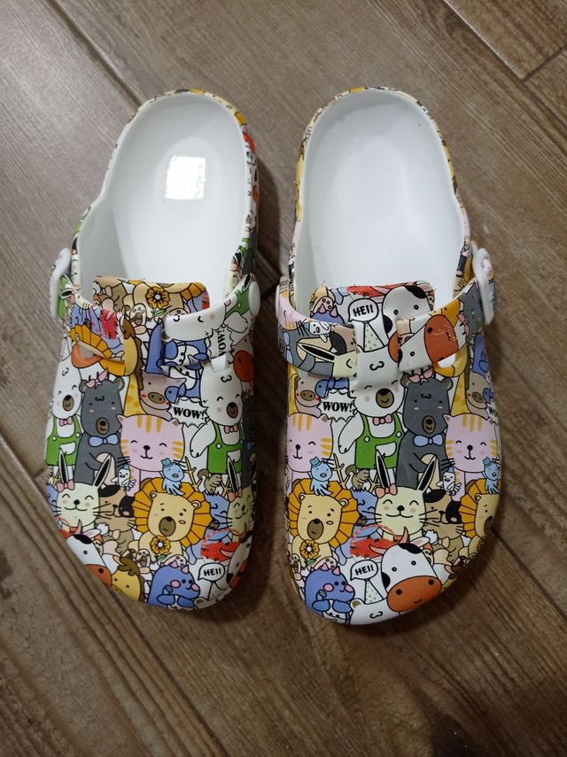 Zuecos divertidos con estampado de animales