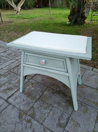 Mesita auxiliar madera y mimbre
