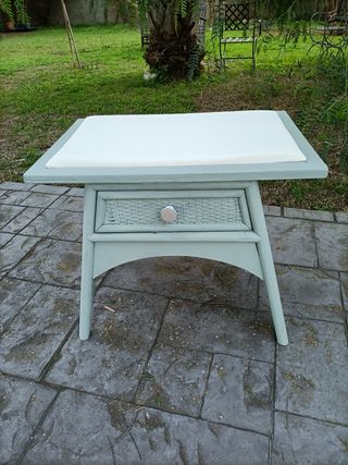 Mesita auxiliar madera y mimbre