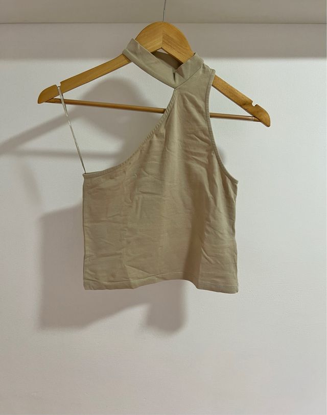 Top asimétrico beige