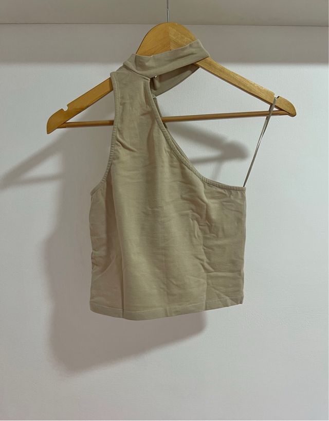 Top asimétrico beige