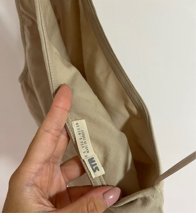 Top asimétrico beige