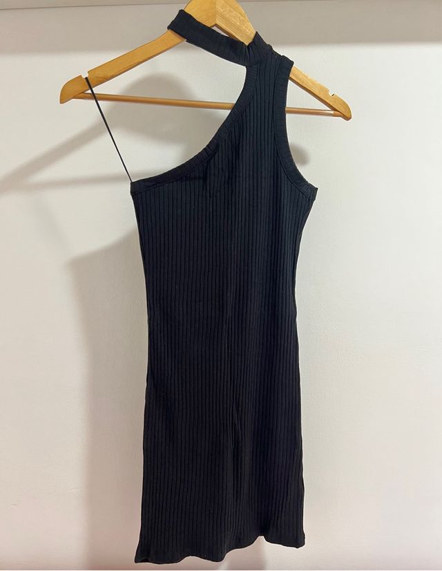 Vestido negro Stradivarius