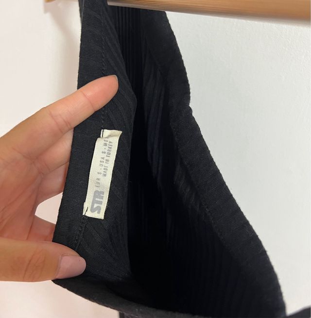 Vestido negro Stradivarius