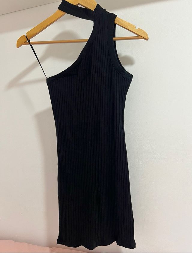 Vestido negro Stradivarius